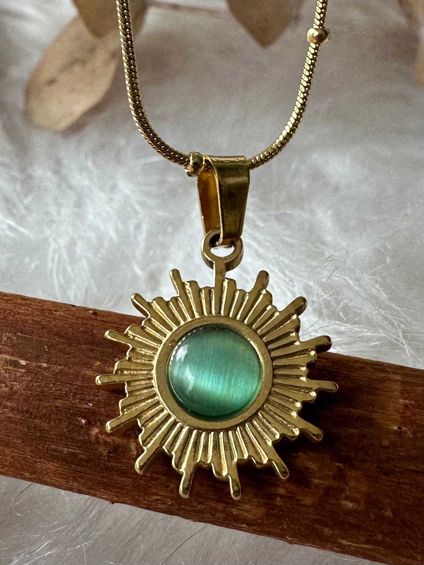 Yeşil Taşlı Minimal Güneş Çelik Kolye