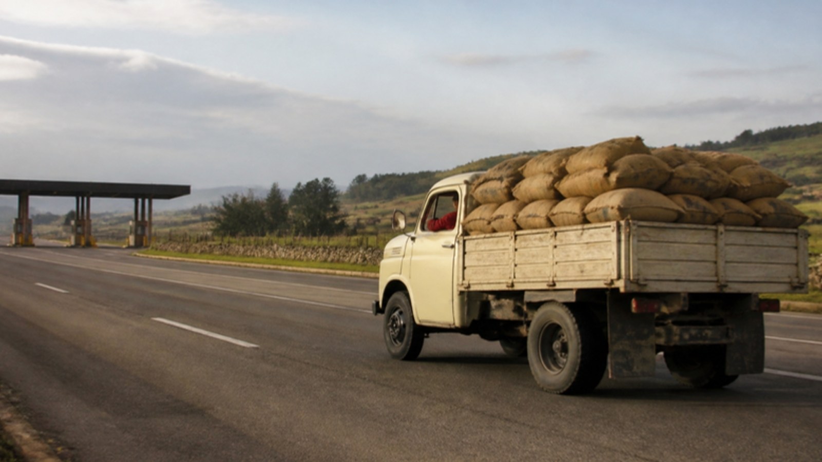 Camión cargado con bultos de papa avanza por una doble calzada del altiplano boyacense rumbo a un peaje.