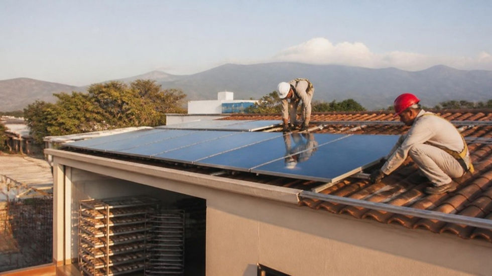Dos técnicos instalan paneles solares en el techo de una panadería en Neiva