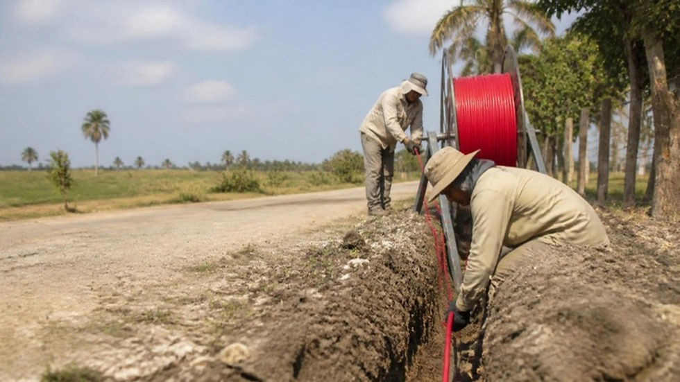 Técnicos tienden cable de fibra óptica junto a una carretera rural del Atlántico