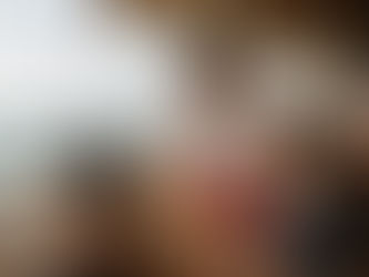 Un mesero sirve pescado frito a turistas en un restaurante de playa del Atlántico colombiano
