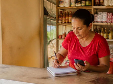 Microempresaria de Bolívar registra ventas y costos en el mostrador de su tienda