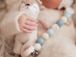 Studio, domicile ou les deux ? Comment choisir le style de photos pour la naissance de votre bébé