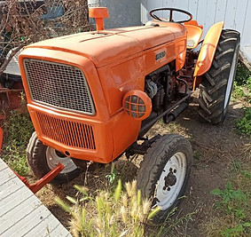 Fiat trattori Someca 415 v small tractor in vineyard winter