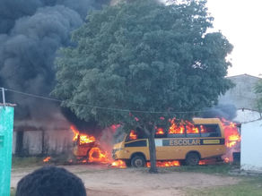 Urgente! Frota inteira de ônibus escolar é incendiada em Barro, município cearense; Confira!
