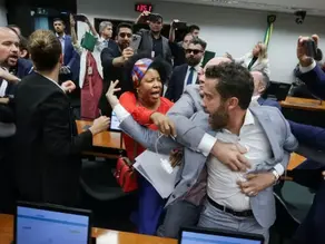 Mudança no Regimento: Câmara Aprova Urgência para Punir Deputados 'Brigões'
