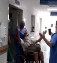 Caminhoneiro curado da Covid-19 recebe aplausos e música ao deixar hospital em Uberaba; veja vídeo