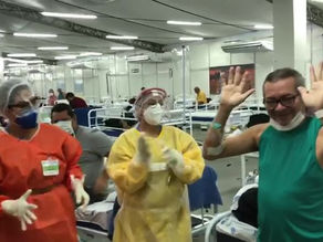Homem vence a Covid-19 e recebe alta do hospital no dia do aniversário