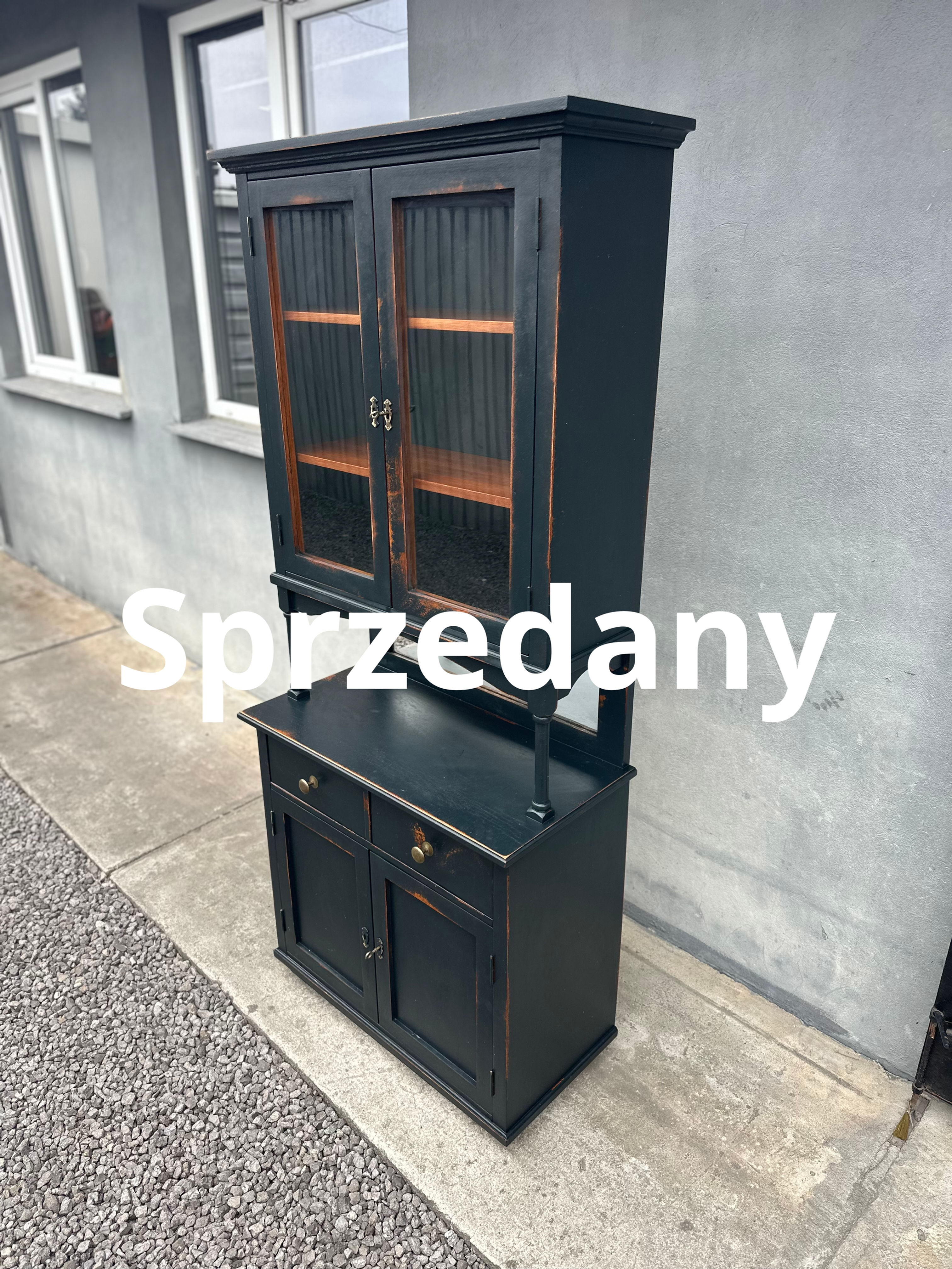 Kredens drewniany