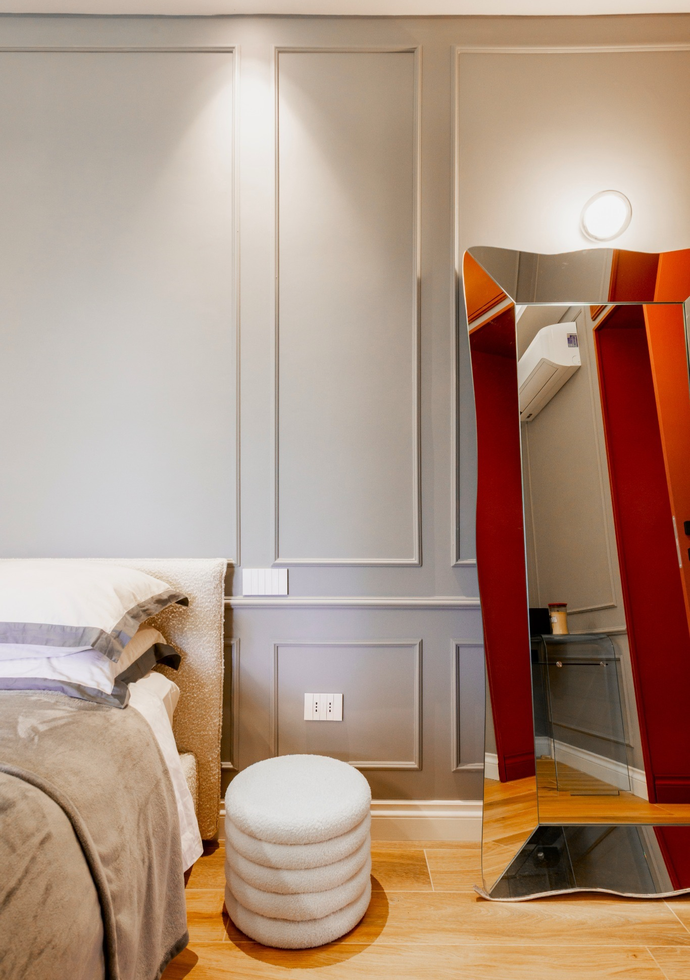 Camera da letto con boiserie