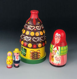 Wilk, babcia i Czerwony Kapturek.