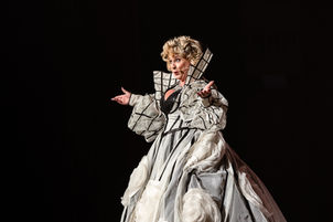 #karinbloemen #corbakker #waarwarenwegebleven #schouwburgvenray #tweedeseizoen #rodedraad #cabaretière #zangeres #pianist #dress #theaterfotografie #theaterphotography #hakenmetkarinbloemen #humor 
#tuinieren #tuin #tuintips #tuininspiratie #tuinidee #tuindecoratie #tuinleven #karinbloemen #bloembollen #planten #plantenliefde #tuinboek #boekentip  #corbakker #terugindetijd #uitdeoudedoos #terugblik #voorstelling #theatertour #waarwarenwegebleven #lachengierenbrullen