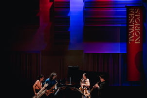 #StorioniFestival #klankverwanten #skazkakwartet #ninogvetadze #jeanjohnson & #stevenosborne #maatsaxophonequartet
De nieuwe aanwas Storioni Musici. Tijdens het lunchconcert vanmiddag wijdden ze zich aan vier negentiende-eeuwse bevriende tijdgenoten; Röntgen, Liszt, Brahms en Grieg.
Van Noorss folklore door een kwartet van saxen tot melancholiek op klarinet, het was een feestje in de Kleine Zaal van @muziekgebouwehv!
📷 Rita Kuenen Fotografie
#storionifestival
#eindhoven
#muziekgebouweindhoven
#componisten
#negentiendeeuwsemuziek
#kamermuziek
#rontgen
#liszt
#brahms
#grieg
#ninogvetadze #maatsaxquartet #skazkakwartet #jeanjohnson