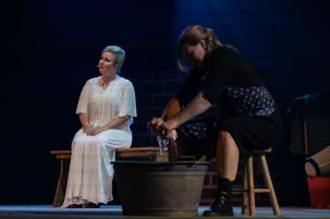 #terugnaarrowwenheze #rowwenheze #christiaanhezen #schouwburgvenray #theater #theaterfotografie 
#Muziekvereniging #CaeciliaAmerica #america #horstaandemaas #peelenmaas #theatervoorstelling #schouwburgvenray 
#peggyKeijsers #HarmKooter #DizzyDance

Grote (Nederlandse) artiesten zouden er jaloers op zijn. Vijf keer een volle schouwburg met in totaal bijna 3200 bezoekers. De regionale voorstelling Terug naar Rowwen Hèze presteerde het om afgelopen weekend de bezoekers van Schouwburg Venray te betoveren met het verhaal van de historische Peelfiguur Rowwen (Christiaan) Hèze.

