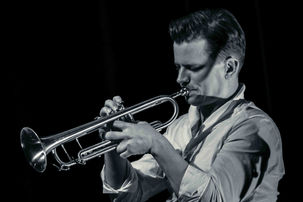 𝙸 𝚊𝚖 𝚝𝚑𝚎 𝟹 𝚃𝚃𝚃’𝚜 // 𝙹𝚊𝚣𝚣
Teus @tnobelmusic | #trompet
Tim @timlangedijk_com #guitar
Thomas @thomaspolbass #contrabass
📷©️ @ritakuenen_fotografie
#concertfotografie #concertphotography #concertphotographer #jazz #jazzmusic #edison #jazzmusician #afterhours #chetbaker @edisons.jazz @eendrachtgemert #gemert #jazzphotography #jazzphotographer #jazztrio #theater #jazzcafe #teusnobel @jazzismmagazine @jazznu.com_ @northseajazz @jazzfmuk @nposouljazz #northseajazz #sowhatsnext
#ericvloemans