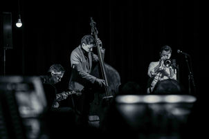 𝙸 𝚊𝚖 𝚝𝚑𝚎 𝟹 𝚃𝚃𝚃’𝚜 // 𝙹𝚊𝚣𝚣
Teus @tnobelmusic | #trompet
Tim @timlangedijk_com #guitar
Thomas @thomaspolbass #contrabass
📷©️ @ritakuenen_fotografie
#concertfotografie #concertphotography #concertphotographer #jazz #jazzmusic #edison #jazzmusician #afterhours #chetbaker @edisons.jazz @eendrachtgemert #gemert #jazzphotography #jazzphotographer #jazztrio #theater #jazzcafe #teusnobel @jazzismmagazine @jazznu.com_ @northseajazz @jazzfmuk @nposouljazz #northseajazz #sowhatsnext
#ericvloemans