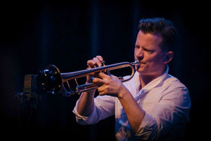 𝙸 𝚊𝚖 𝚝𝚑𝚎 𝟹 𝚃𝚃𝚃’𝚜 // 𝙹𝚊𝚣𝚣
Teus @tnobelmusic | #trompet
Tim @timlangedijk_com #guitar
Thomas @thomaspolbass #contrabass
📷©️ @ritakuenen_fotografie
#concertfotografie #concertphotography #concertphotographer #jazz #jazzmusic #edison #jazzmusician #afterhours #chetbaker @edisons.jazz @eendrachtgemert #gemert #jazzphotography #jazzphotographer #jazztrio #theater #jazzcafe #teusnobel @jazzismmagazine @jazznu.com_ @northseajazz @jazzfmuk @nposouljazz #northseajazz #sowhatsnext
#ericvloemans