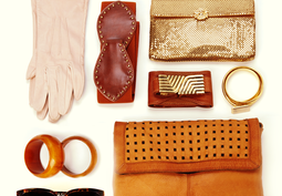 Accessoires mode pour shooting : gants, lunettes, bijoux et pochette vintage