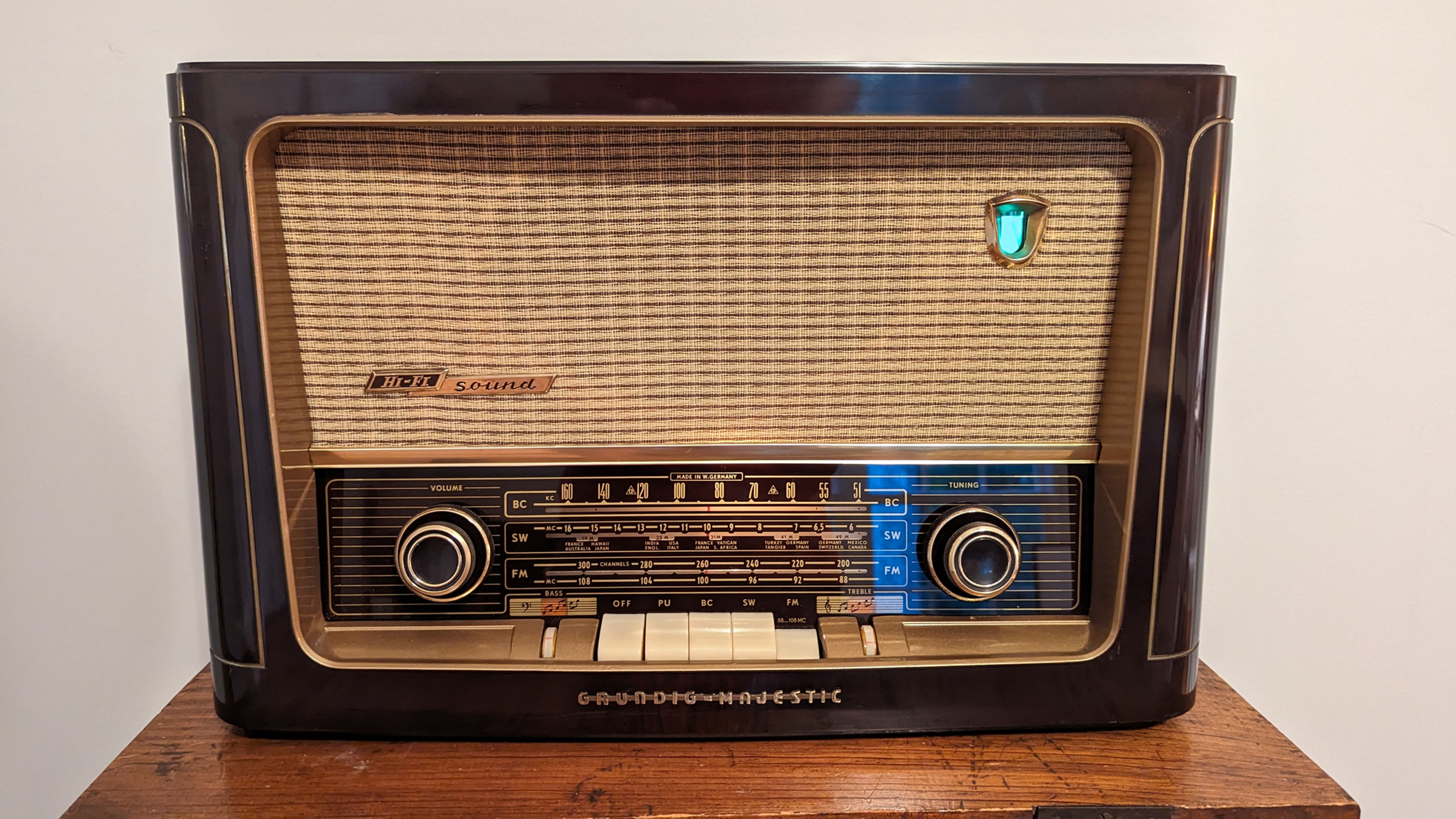 Beautiful 1956 Grundig-Majestic 1060 German Bakelite Tube Radio