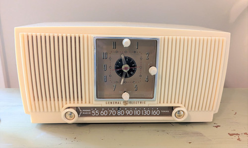 成約済みGENERAL ELECTRIC USA仕入れ アンティーク 1954 General Electric Model 547PH VINTAGE TUBE RADIO ALARM CLOCK