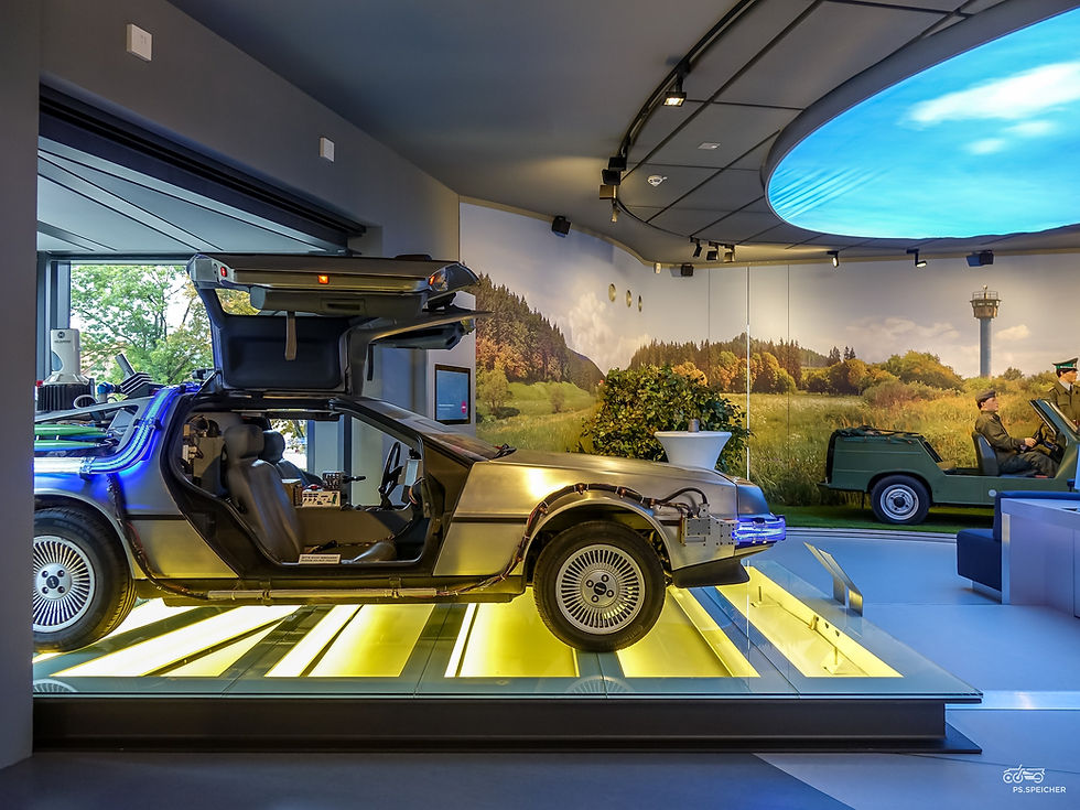 DeLorean DMC-12 mit geöffneten Flügeltüren in der Erlebnisausstellung des PS.SPEICHER.