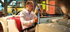 Hanomag-Fahrsimulator wird von 2 Personen mit viel Spaß genutzt