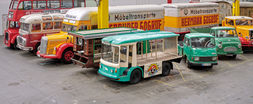 Historische Busse und Lastwagen in einer Halle: Möbeltransporter in der PS.SPEICHER Sammlung LKW- und Bus