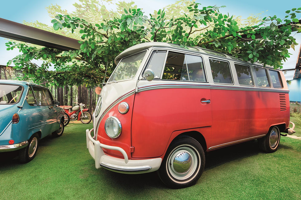 Rot-weißer VW Bulli in der Erlebnisausstellung des PS.SPEICHER.