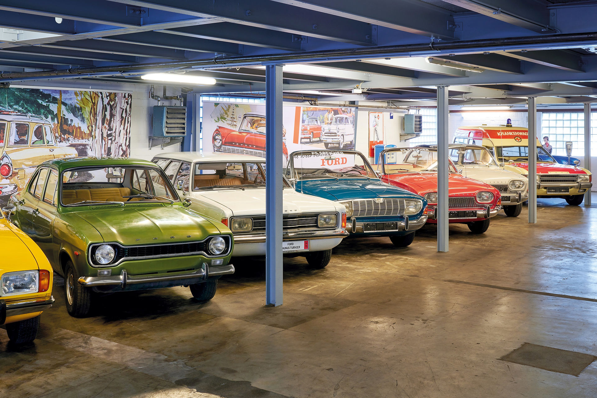 Klassische Fahrzeuge der Wirtschaftswunderzeit in der SAMMLUNG AUTOMOBIL des PS.SPEICHER – ein lebendiges Erlebnis zwischen farbenfrohen Automobilklassikern.