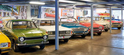 Historische Ford-Modelle in einer Garage in der PS.SPEICHER Sammlung Automobil