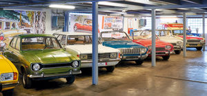 Historische Ford-Modelle in einer Garage in der PS.SPEICHER Sammlung Automobil