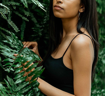 女性と植物。エイジングケアで身体を整える。