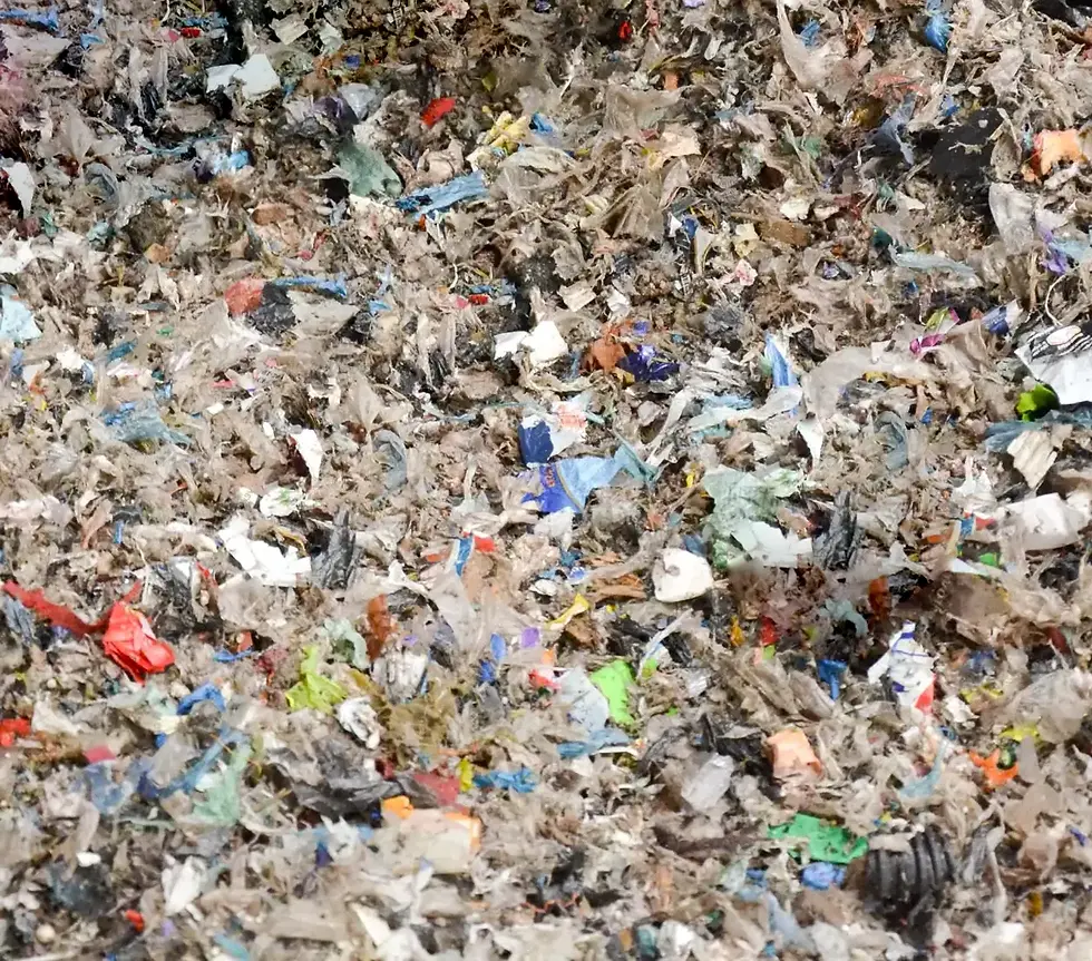 Çift şaftlı parçalama makinesi, geniş bir malzeme yelpazesini etkili ve güvenli bir şekilde işleyebilen çok yönlü ve güçlü makinelerdir. Plastik, metal, alüminyum, kablo, gıda atıkları, hurda metal, elektronik atıklar (hard disk, anakart, devre kartı), tıbbi atıklar, hastane atıkları, tehlikeli atıklar, ahşap, palet, sunta, MDF, halı, tekstil, biyogaz atıkları, organik atıklar, bahçe ve tarımsal atıklar gibi çeşitli materyalleri yüksek performansla parçalar. Ayrıca çöp, belediye atıkları, kauçuk, lastik, cam şişe, evsel atık, ağaç kökü, ambalaj atıkları, koltuk, kâğıt, karton, kitap ve hayvan atıkları gibi farklı atık türlerini de kolayca işler. Çift şaftlı parçalayıcılar, atık yönetimi ve geri dönüşüm süreçlerini optimize ederken, büyük hacimli atıkların işlenmesinde etkili bir çözüm sunar. Dayanıklı yapısı ve güçlü performansı ile maliyetleri düşürürken çevresel sürdürülebilirliğe katkıda bulunur.