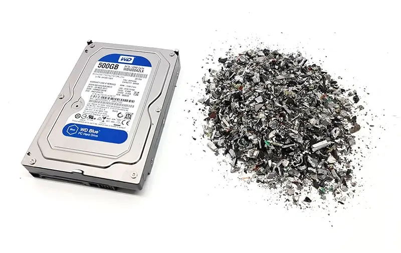 MT Makina tarafından sunulan harddisk imha makinesi, eski veya kullanılmayan harddiskleri, hurda elektronik kartları ve elektronik atıkları güvenli bir şekilde imha eder. Harddisk imha makinesi, sertleştirilmiş çelik bıçaklar ile yüksek güvenlik sağlayarak veri güvenliği ve teknolojik atık geri dönüşümü süreçlerine katkıda bulunur. Çift aşamalı imha sistemi sayesinde hassas verileri geri dönüştürülemez hale getirir. Veri merkezleri, finansal kurumlar ve devlet daireleri için ideal olan harddisk imha makinesi, düşük bakım maliyeti ve uzun kullanım ömrü ile yüksek performans sunar.