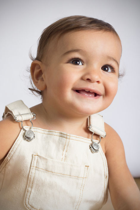 Portrait de bébé en studio à La Ciotat – Photographe spécialisée bébé près de Marseille et Aubagne, Studio Bleu Noir