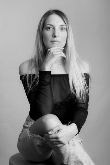 Portrait de femme en studio à La Ciotat – Photographe portrait professionnel près de Marseille, Studio Bleu Noir