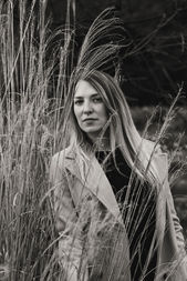 Photo portrait femme au parc du Domaine de la Tour à La Ciotat – Studio Bleu Noir