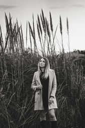 Photo portrait femme au parc du Domaine de la Tour à La Ciotat – Studio Bleu Noir