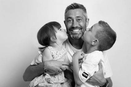 Séance photo famille en studio à La Ciotat, proche Marseille et Aubagne – Studio Bleu Noir par Angélique Mangion