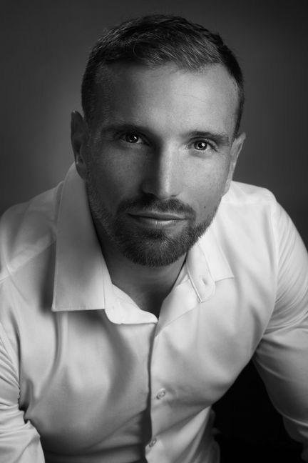 Portrait  homme en studio à La Ciotat – Photographe portrait Studio Bleu Noir près de Marseille