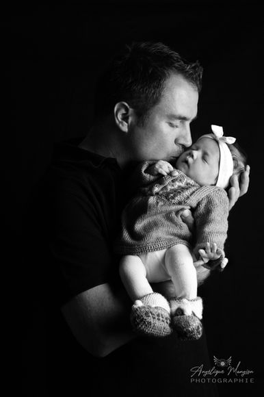 Photo de nouveau-né avec ses parents à La Ciotat – Photographe famille et bébé près de Cassis et Bandol
