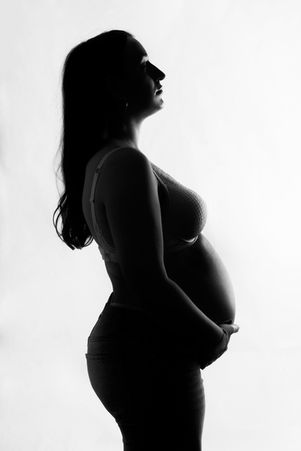 Photographe femme enceinte en séance grossesse en studio à La Ciotat – Studio Bleu Noir