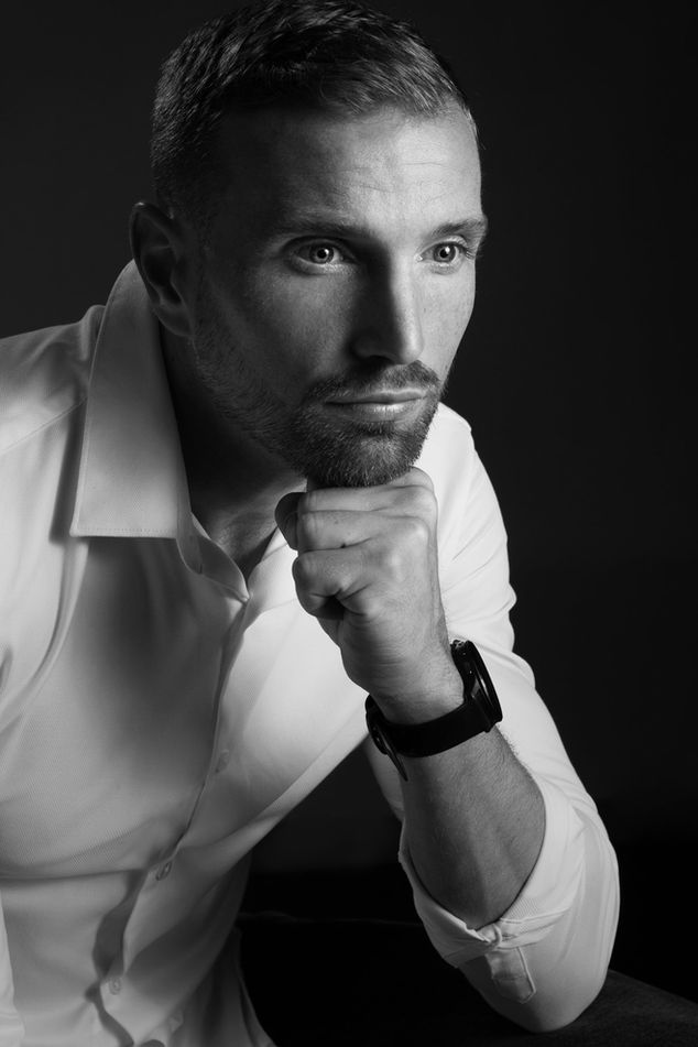 Portrait homme en studio à La Ciotat – Photographe portrait Studio Bleu Noir près de Marseille