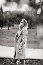 Séance photo portrait artistique réalisée au parc du Domaine de la Tour à La Ciotat par le Studio Bleu Noir.