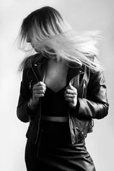 Photographe portrait artistique style New Wave à La Ciotat – Studio Bleu Noir