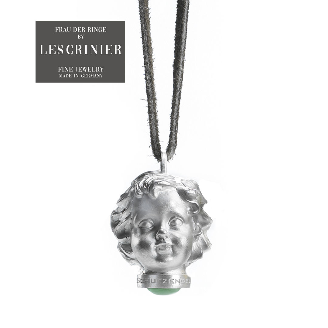 Hier ist unser großer Schutzengel Anhänger ANGEL CHAIN zu sehen. Der Engelkopf ist im Gegensatz zu dem kleinen Schutzengel Anhänger, welcher 1x1cm gross ist, 5x5 cm gross. Fast so gross wie eine Walnuss. Hier ist er in 925er Silber zu sehen. Der Engelkopf hängt an einem braunen Lederband.