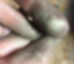 Auf diesem Bild sieht man die Finger von der Schmuckdesignerin. diese sind mit Goldstaub benetzt. das passiert, wenn ein goldener Ring poliert wird. Der Goldstaub verbleibt auf den Fingern.