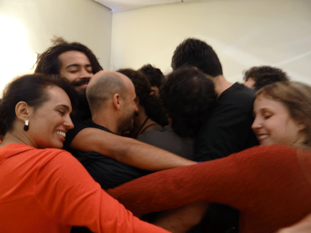 arte-do-toque-abraço.gif