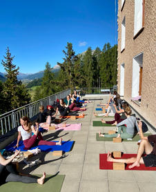 Mountain-Flow-Islayoga-14-Yoga outdoor.jpeg