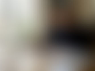 En plastikkirurg fördjupar sig i kursmaterial på sitt kontor.